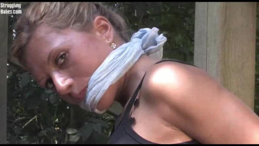 Hottie tied and cleavegagged outside [updated: 2024-11-26]