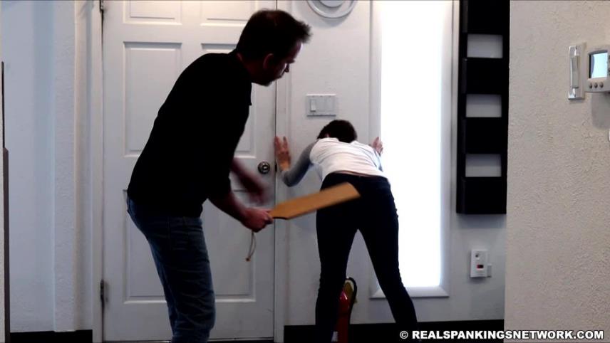 Real Spankings – MP4/Full HD – Paddled in the Hallway , December 25, 2019 [updated: 2024-12-02]