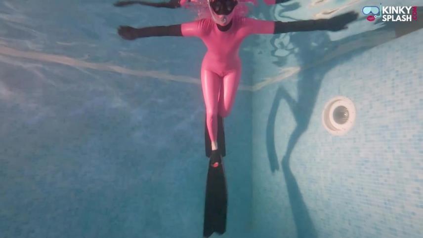 UkCuteGirl – Underwater Freediving Latex Masturbation [updated: 2024-12-03]