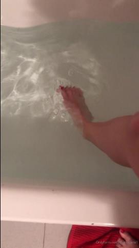 dianacane 12-04-2020 Playing with my feet in my bathtub playing with the wat [updated: 2024-12-06]