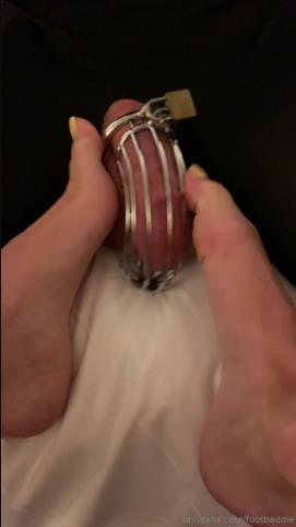 footbaddie 26-06-2019 NEW CLIP CHASTITY CAGE FOOT TEASE ON MY SUB [updated: 2024-12-13]