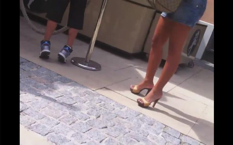 Creepshot of sexy milf s perfect legs [updated: 2024-12-25]