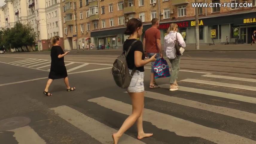 City Feet – A barefoot beauty in a shorts. Part 1 [updated: 2024-12-28]